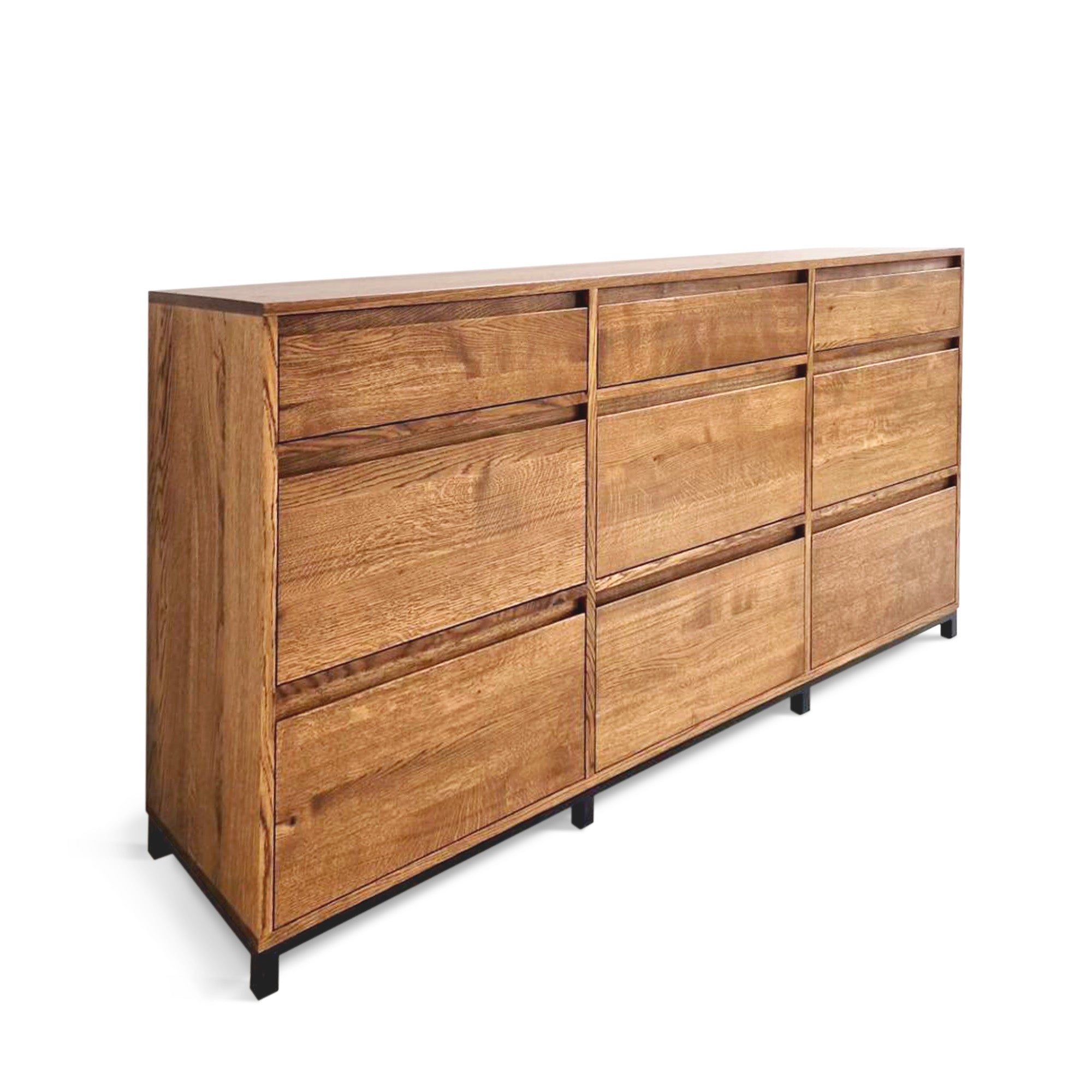 Grand buffet en chêne - Présentation du buffet Madelaine - une pièce en chêne massif fabriquée sur commande et finie à l'huile-cire dure Osmo mate - Fabriqué pour