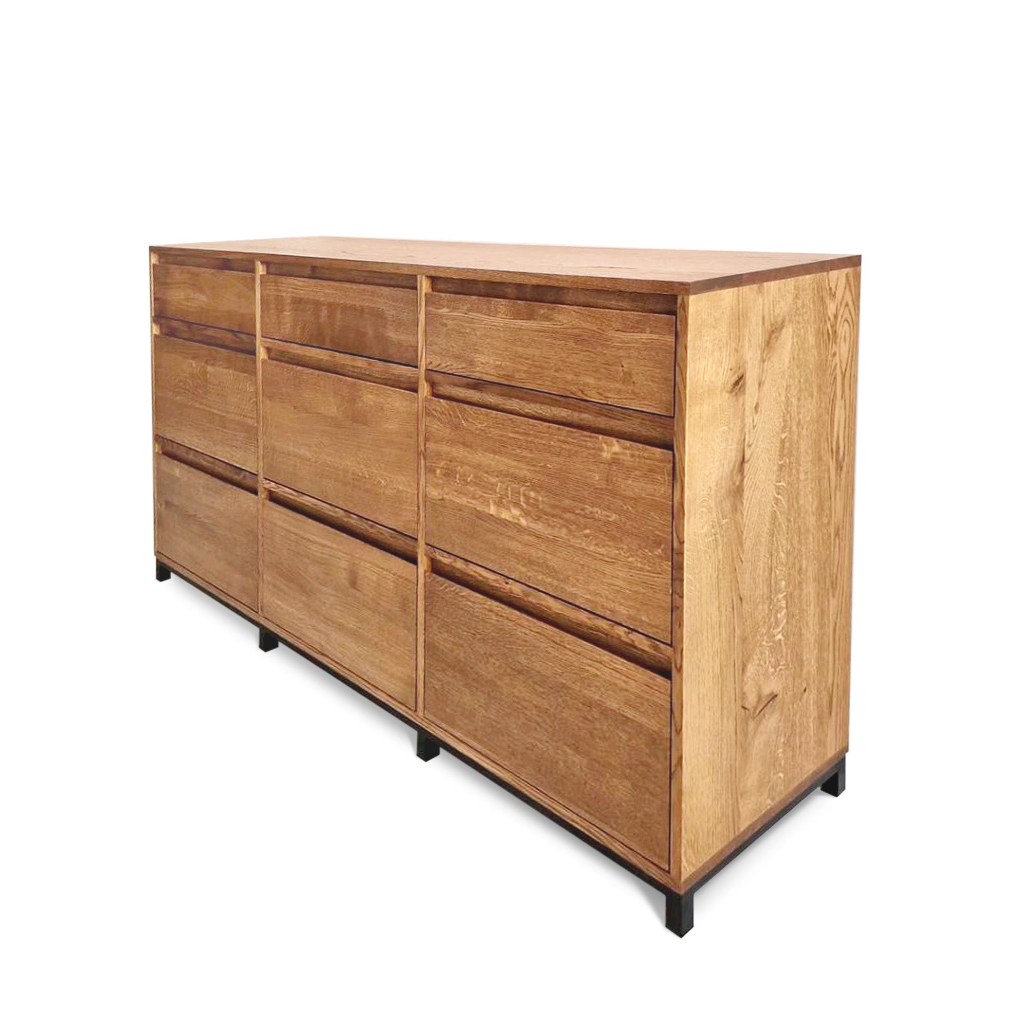 Grand buffet en chêne - Présentation du buffet Madelaine - une pièce en chêne massif fabriquée sur commande et finie à l'huile-cire dure Osmo mate - Fabriqué pour