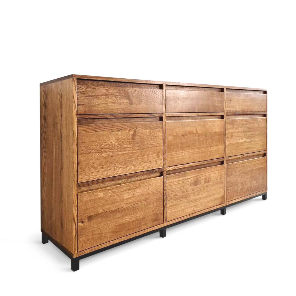 Grand buffet en chêne - Présentation du buffet Madelaine - une pièce en chêne massif fabriquée sur commande et finie à l'huile-cire dure Osmo mate - Fabriqué pour