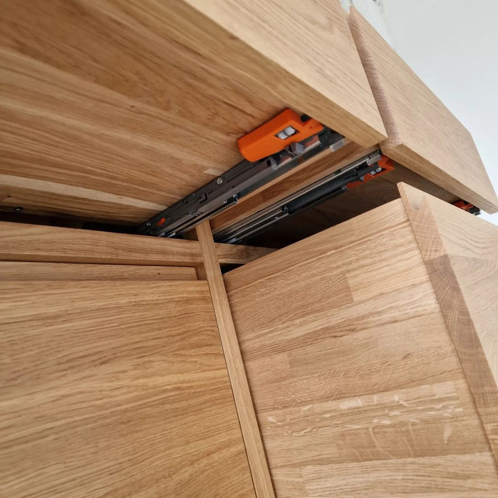 Petit buffet en chêne - Voici le buffet Madelaine - une pièce en chêne massif fabriquée sur mesure et finie à l'huile-cire dure Osmo mate - Conçu pour