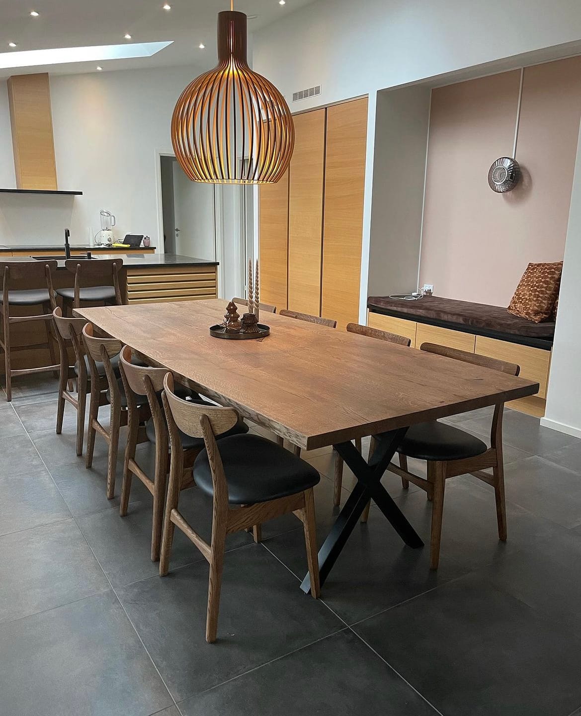 Table de salle à manger en chêne couleur chocolat - Fabriquée à la main à partir de bois massif - cette magnifique table de salle à manger extensible en chêne foncé est un ajout superbe à