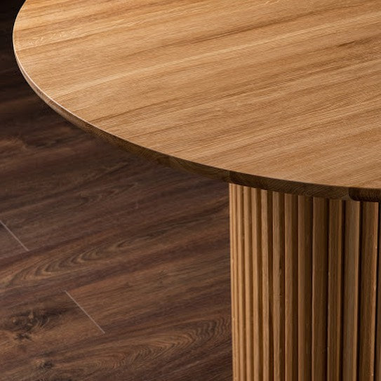 Table à manger ronde en chêne - table en placage de chêne - allie avec brio la beauté naturelle du bois à un design épuré et moderne - Le plateau de table rond arbore