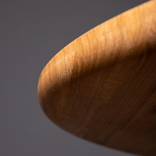 Table à manger ronde en chêne - table en placage de chêne - allie avec brio la beauté naturelle du bois à un design épuré et moderne - Le plateau de table rond arbore