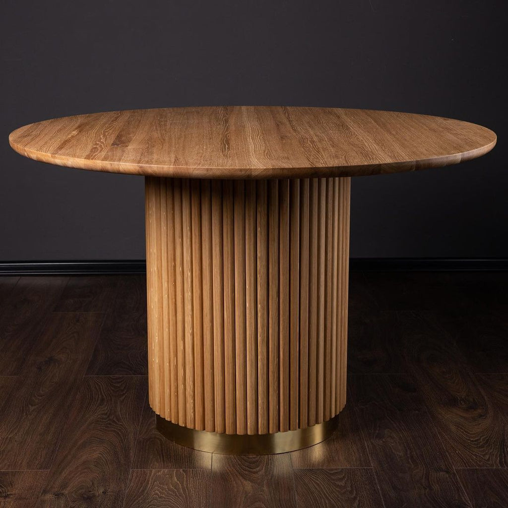 Table à manger ronde en chêne - table en placage de chêne - allie avec brio la beauté naturelle du bois à un design épuré et moderne - Le plateau de table rond arbore