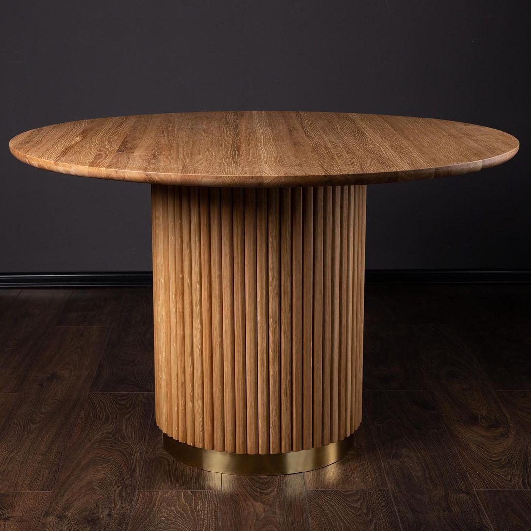 Table à manger ronde en chêne - table en placage de chêne - allie avec brio la beauté naturelle du bois à un design épuré et moderne - Le plateau de table rond arbore