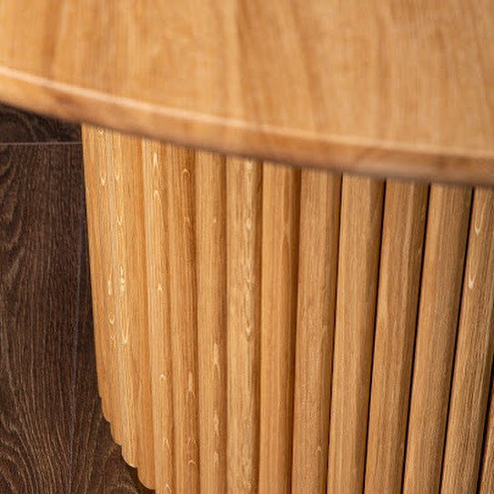 Table à manger ronde en chêne - table en placage de chêne - allie avec brio la beauté naturelle du bois à un design épuré et moderne - Le plateau de table rond arbore