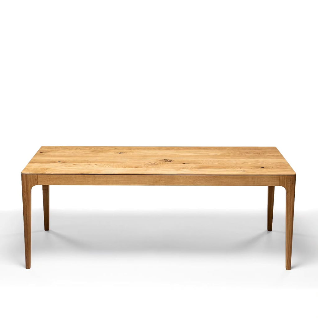 Table à manger extensible en chêne – La table de salle à manger en chêne affiche un design élégant et contemporain, caractérisé par ses lignes fluides et son épaisseur fuselée