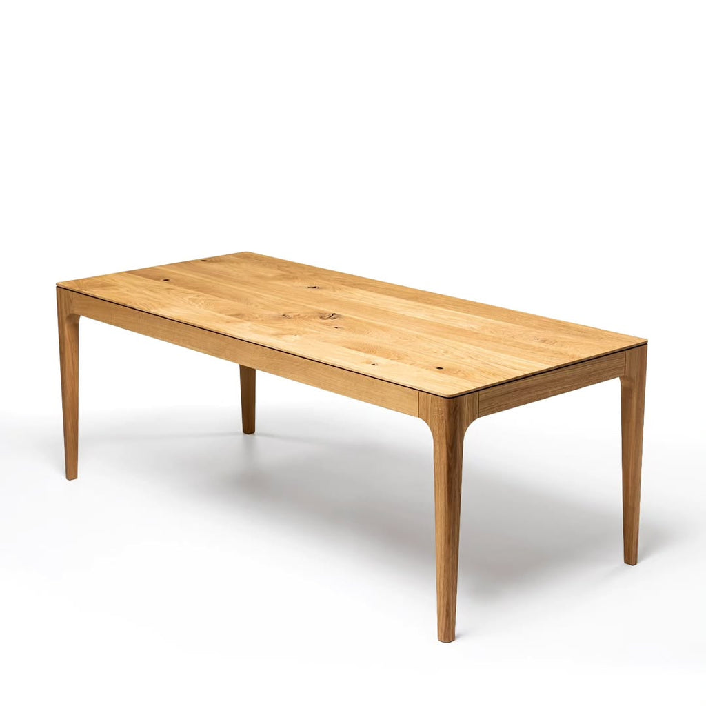 Table à manger extensible en chêne – La table de salle à manger en chêne affiche un design élégant et contemporain, caractérisé par ses lignes fluides et son épaisseur fuselée
