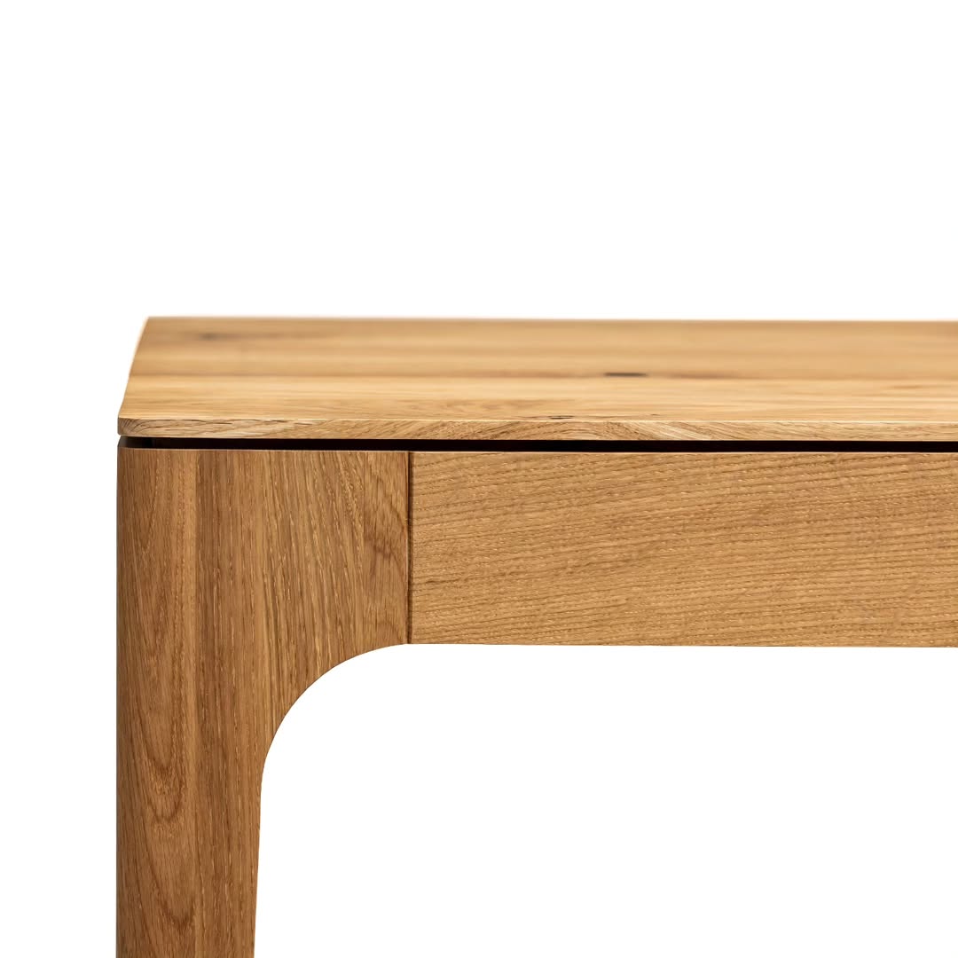 Table à manger extensible en chêne – La table de salle à manger en chêne affiche un design élégant et contemporain, caractérisé par ses lignes fluides et son épaisseur fuselée