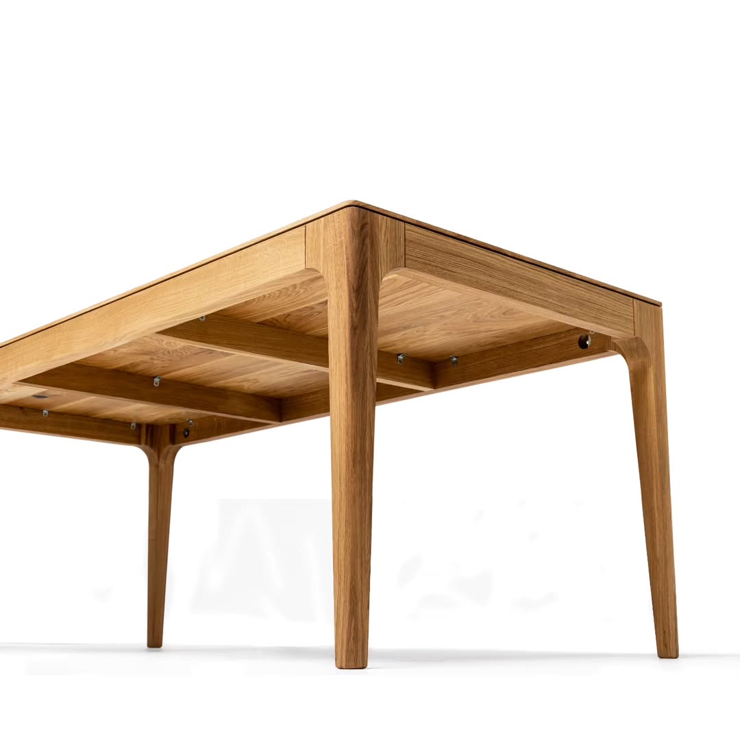 Table à manger extensible en chêne – La table de salle à manger en chêne affiche un design élégant et contemporain, caractérisé par ses lignes fluides et son épaisseur fuselée
