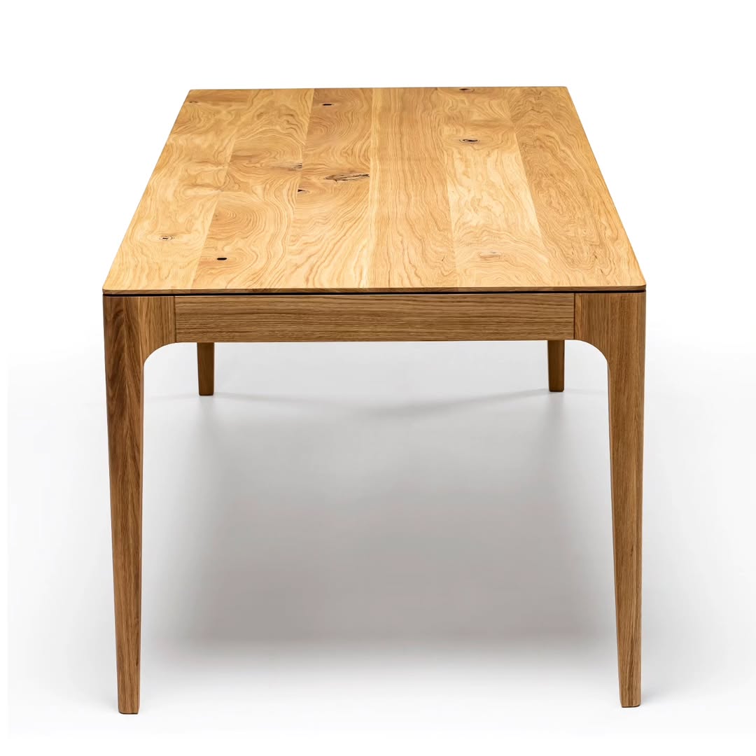 Table à manger extensible en chêne – La table de salle à manger en chêne affiche un design élégant et contemporain, caractérisé par ses lignes fluides et son épaisseur fuselée