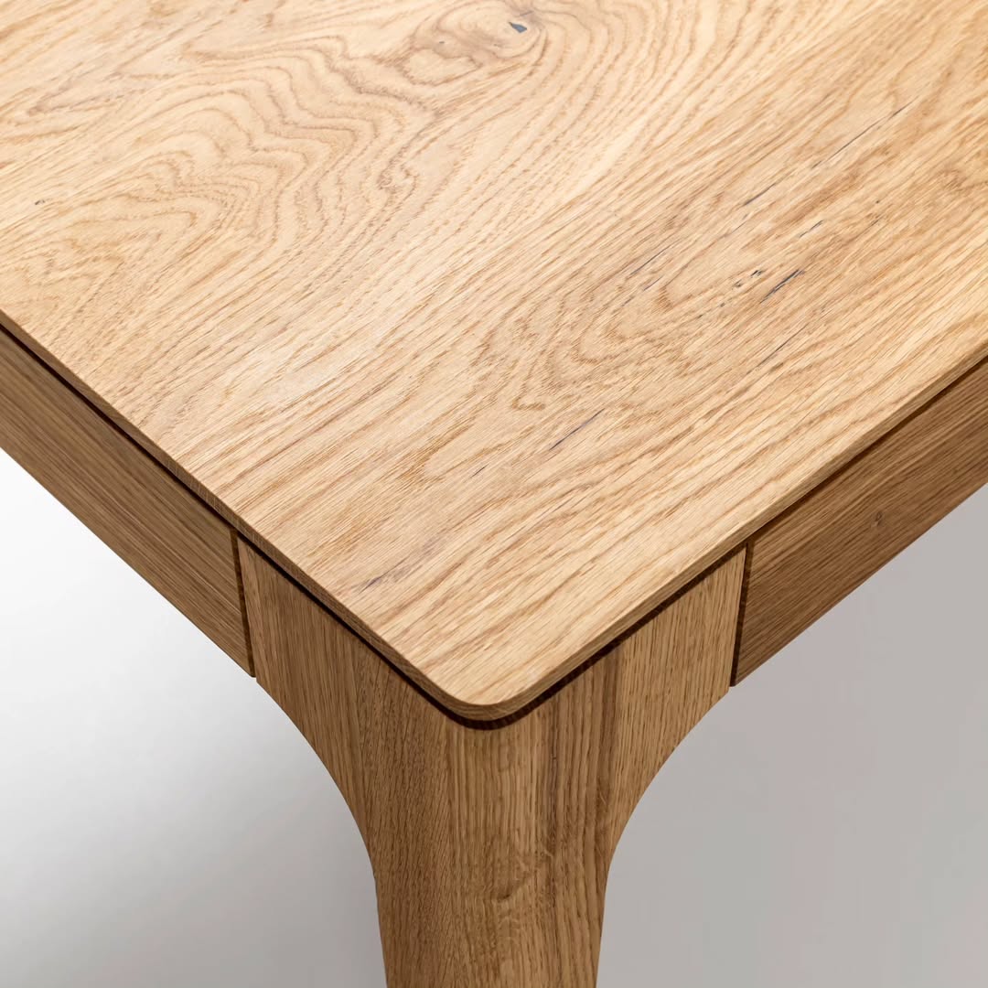 Table à manger extensible en chêne – La table de salle à manger en chêne affiche un design élégant et contemporain, caractérisé par ses lignes fluides et son épaisseur fuselée