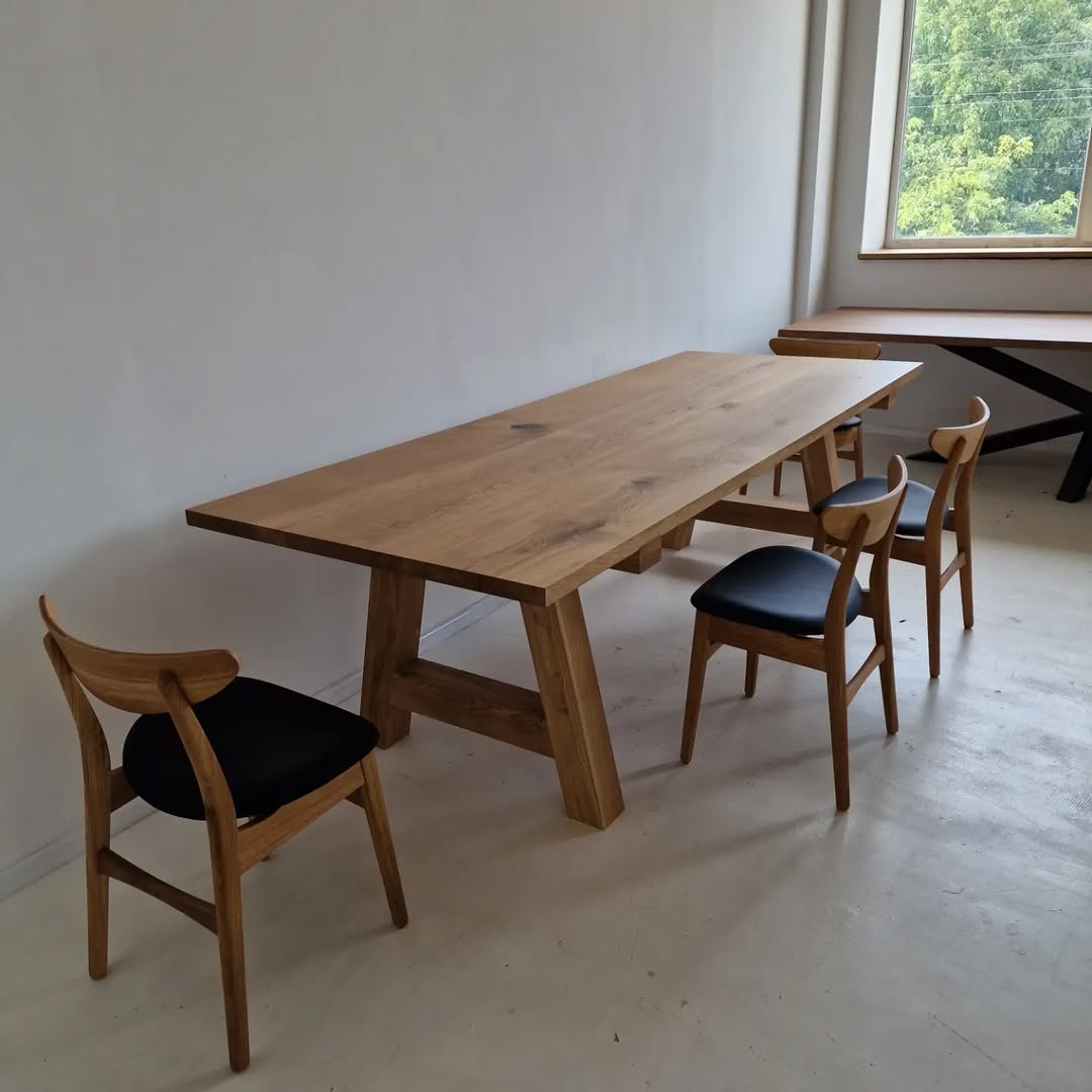 Table de salle à manger extensible en chêne – Alliant le charme classique d'une maison de campagne à une touche de modernité – cette table de salle à manger crée une atmosphère contemporaine emplie