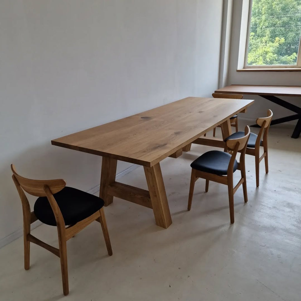 Table en chêne - Informations et personnalisation Elle est disponible en chêne massif - personnalisable au centimètre près en dimensions allant de 180 à 350 cm - Son élégant