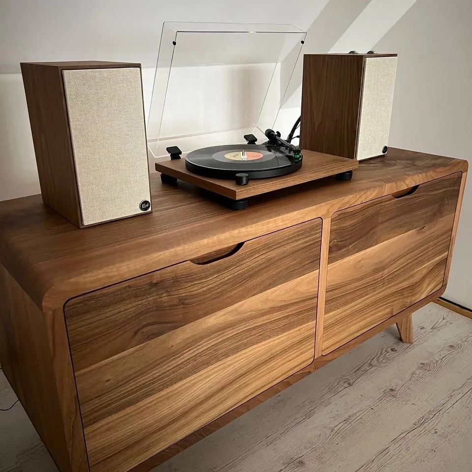 Buffet en noyer - Le buffet en noyer est une pièce élégante et raffinée - Il présente une finition à l'huile Osmo riche et chaleureuse qui met en valeur le grain naturel du bois