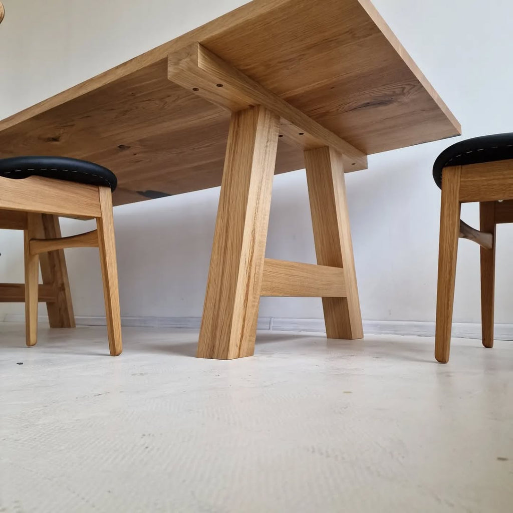 Table de salle à manger extensible en chêne – Alliant le charme classique d'une maison de campagne à une touche de modernité – cette table de salle à manger crée une atmosphère contemporaine emplie