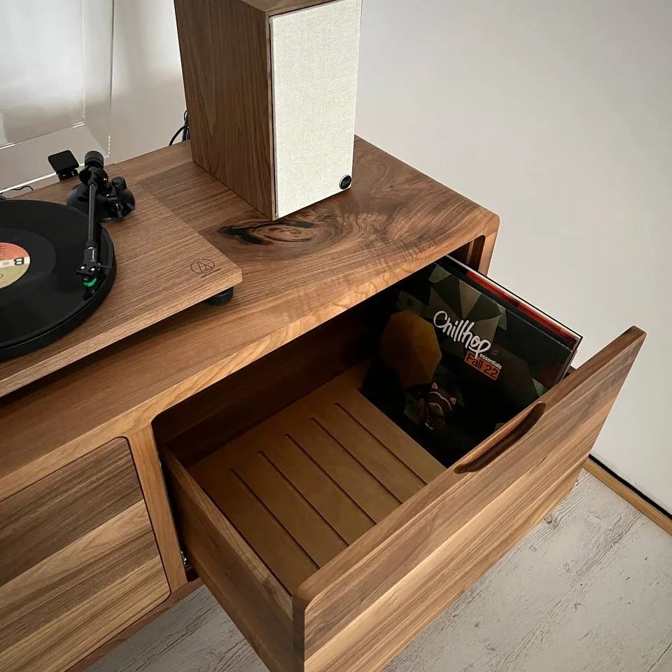 Buffet en noyer - Le buffet en noyer est une pièce élégante et raffinée - Il présente une finition à l'huile Osmo riche et chaleureuse qui met en valeur le grain naturel du bois