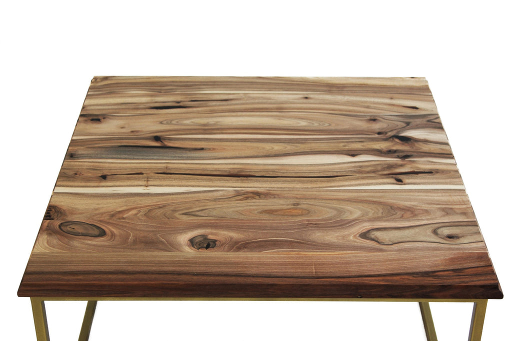Table basse en noyer - Cette table basse en bois massif allie matériaux nobles et design contemporain - Son plateau en noyer fait sur mesure apporte un aspect naturel