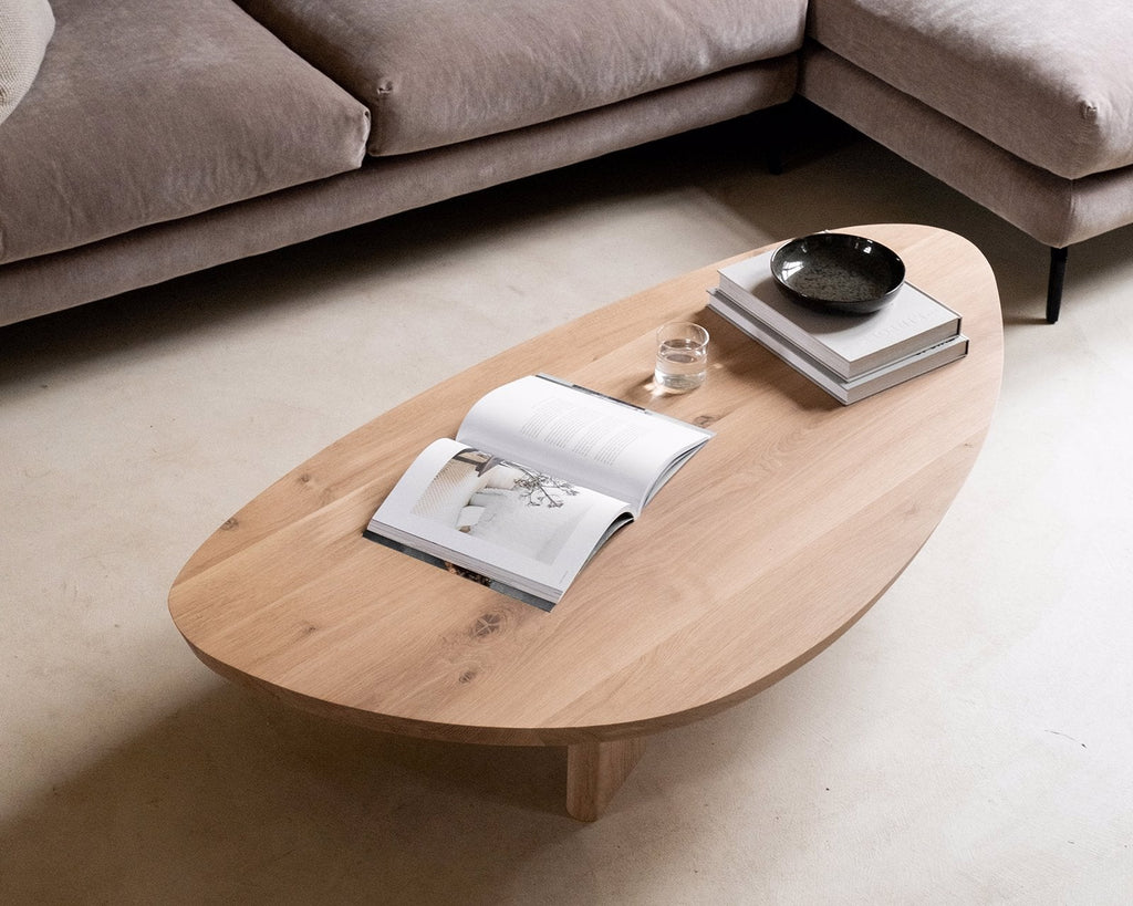 Table basse en chêne – Cette table basse présente une forme magnifiquement organique façonnée à partir de chêne massif, mettant en valeur sa surface naturellement lisse et