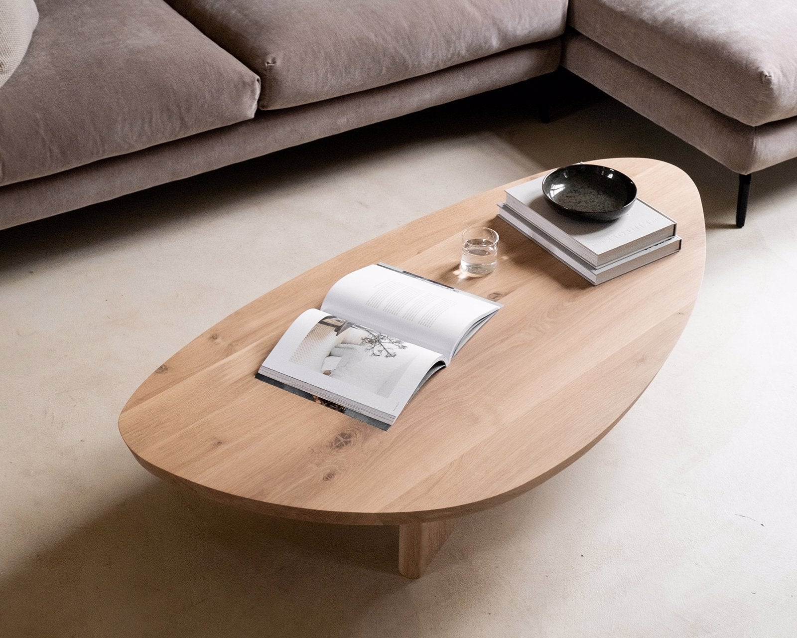 Table basse en chêne – Cette table basse présente une forme magnifiquement organique façonnée à partir de chêne massif, mettant en valeur sa surface naturellement lisse et