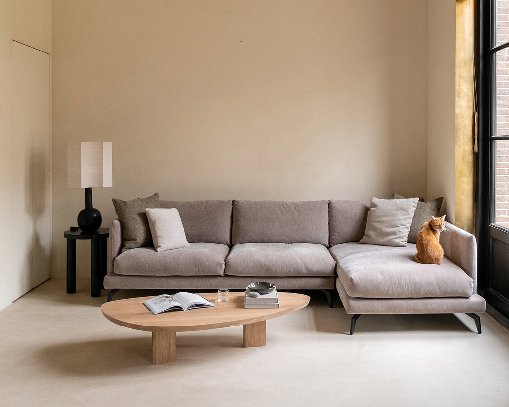 Table basse en chêne – Cette table basse présente une forme magnifiquement organique façonnée à partir de chêne massif, mettant en valeur sa surface naturellement lisse et