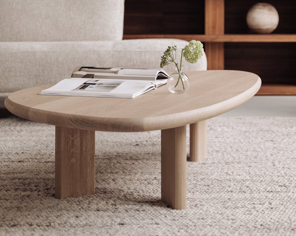 Table basse en chêne – Cette table basse présente une forme magnifiquement organique façonnée à partir de chêne massif, mettant en valeur sa surface naturellement lisse et