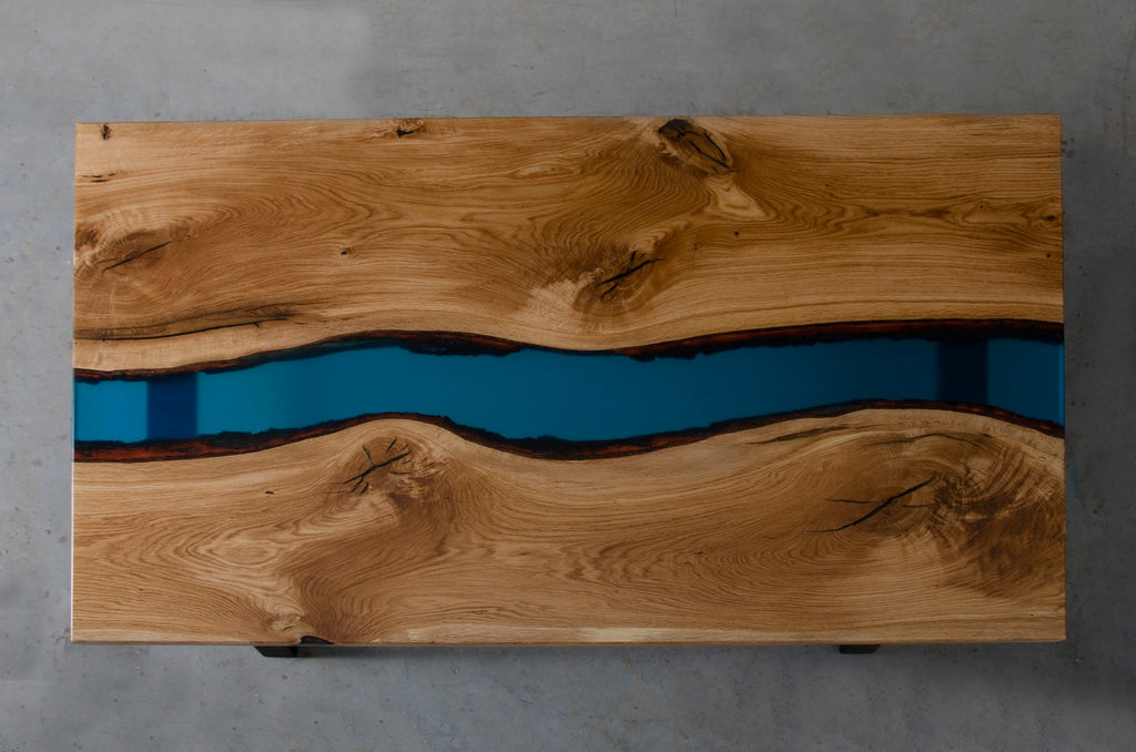 Table en époxy bleue - Succombez au charme de notre table rivière - avec un piètement trapèze - L'alliance de l'orme et de la résine colorée en fait une véritable œuvre d'art
