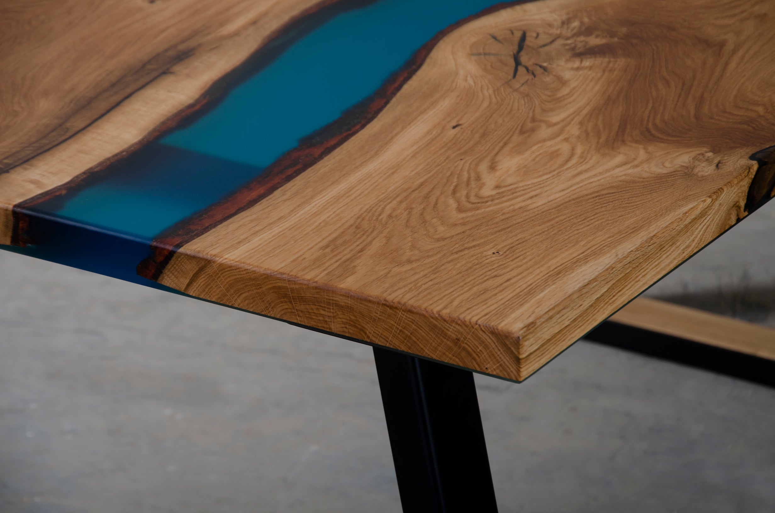 Table en époxy bleue - Succombez au charme de notre table rivière - avec un piètement trapèze - L'alliance de l'orme et de la résine colorée en fait une véritable œuvre d'art