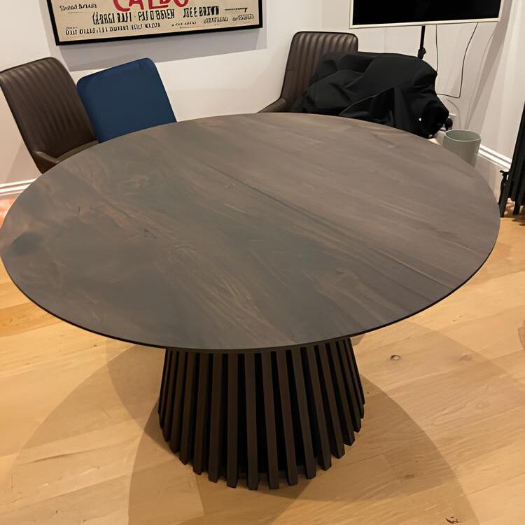 La table de salle à manger ronde extensible en noyer anthracite – avec son pied tubulaire distinctif à facettes – est un chef-d'œuvre unique et sur mesure qui fusionne