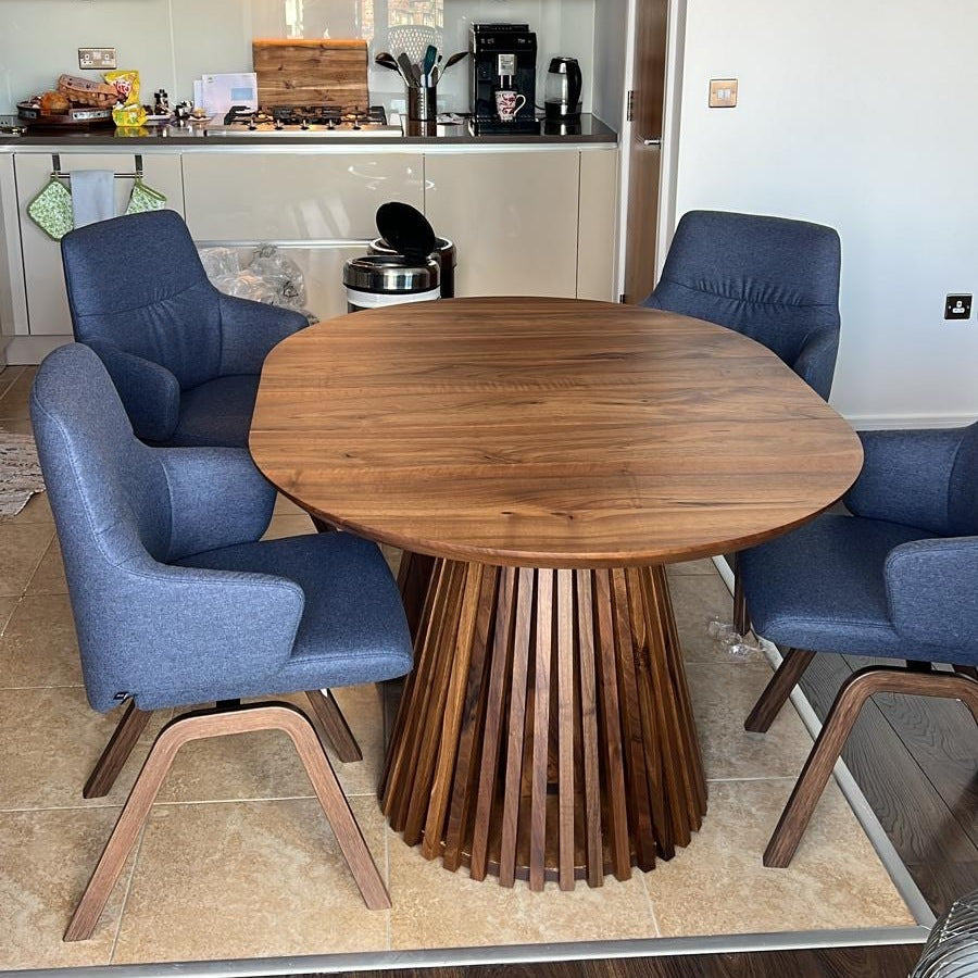 Table à manger ronde extensible en noyer foncé – Découvrez notre table à manger ronde extensible fabriquée à la main en noyer foncé avec pieds en tube – un