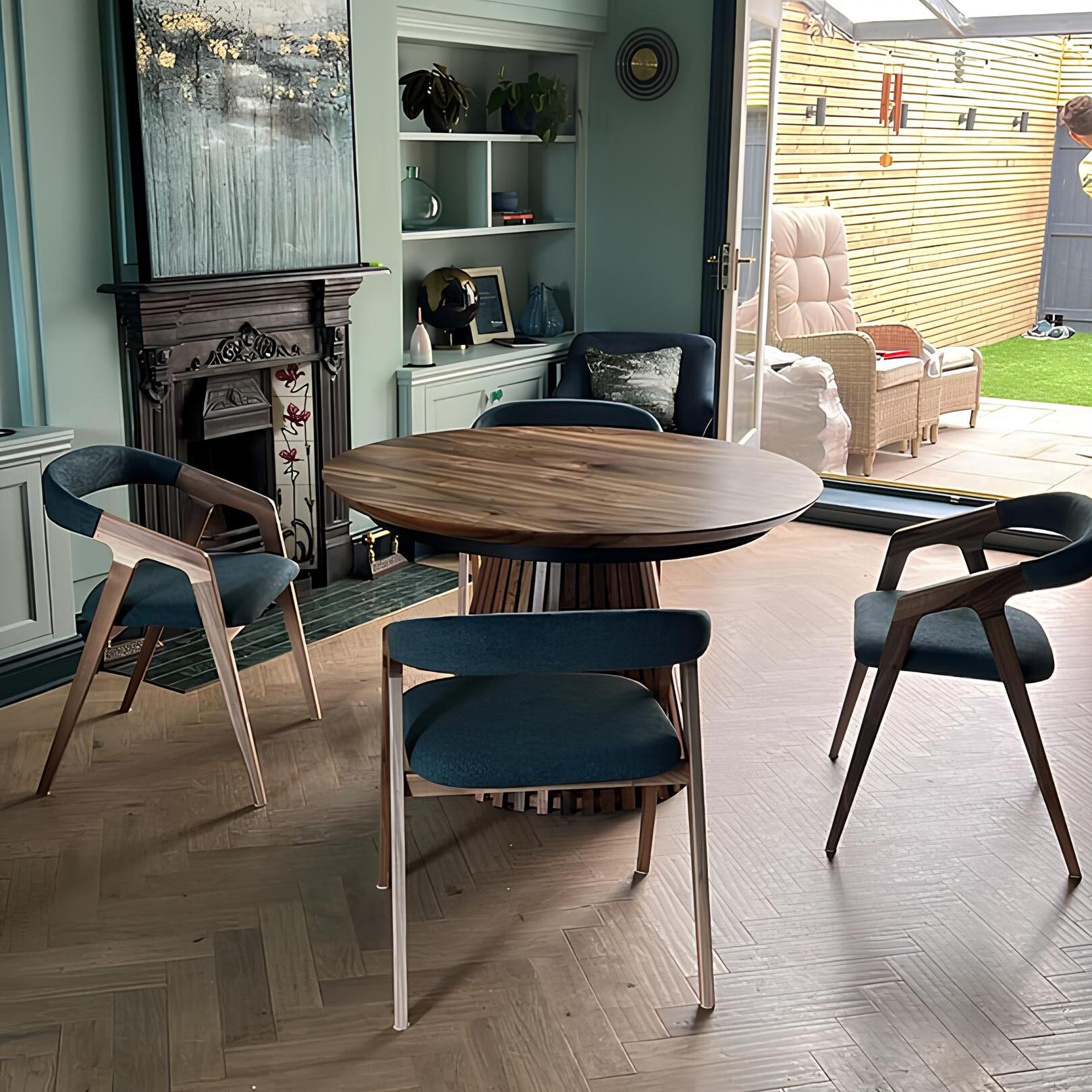 Table à manger ronde extensible en noyer – Découvrez notre table à manger ronde extensible en noyer fabriquée à la main avec pieds en tube – un ajout magnifique à toute