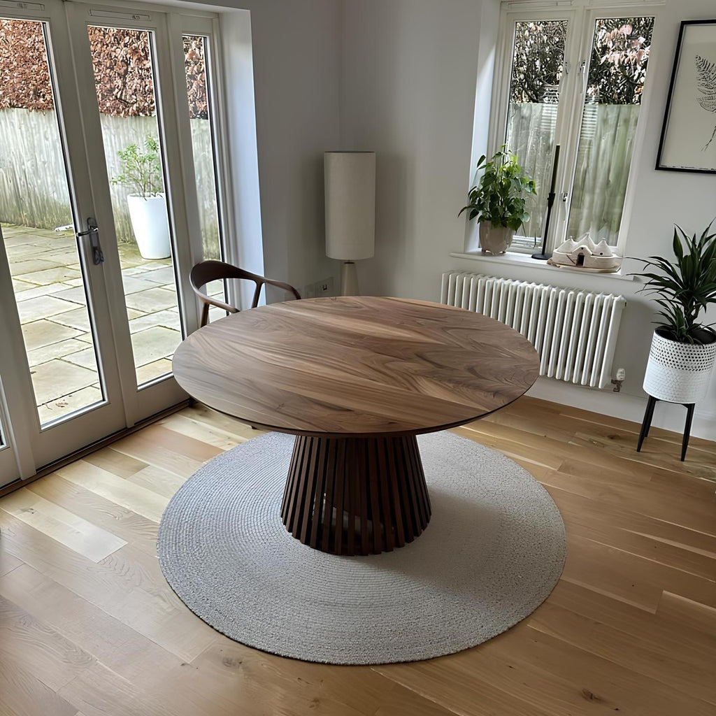 Table à manger ronde extensible en noyer – Découvrez notre table à manger ronde extensible en noyer fabriquée à la main avec pieds en tube – un ajout magnifique à toute
