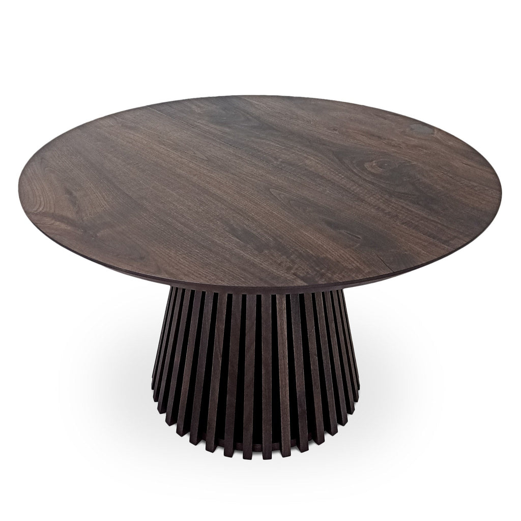 La table de salle à manger ronde extensible en noyer anthracite – avec son pied tubulaire distinctif à facettes – est un chef-d'œuvre unique et sur mesure qui fusionne