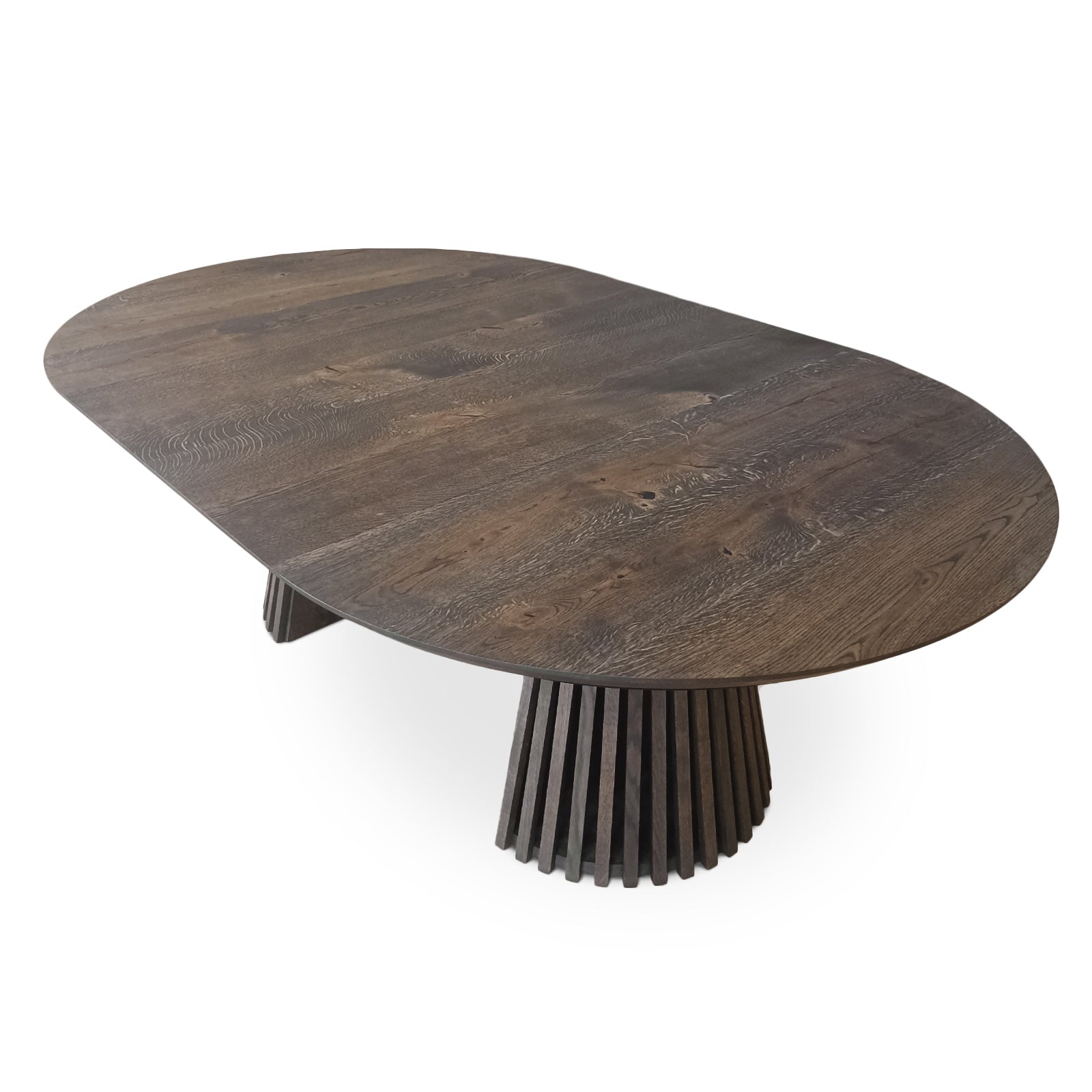Table à manger ronde extensible en chêne fusain – dotée de son pied à facettes distinctif – est un chef-d'œuvre unique et sur mesure qui allie modernité