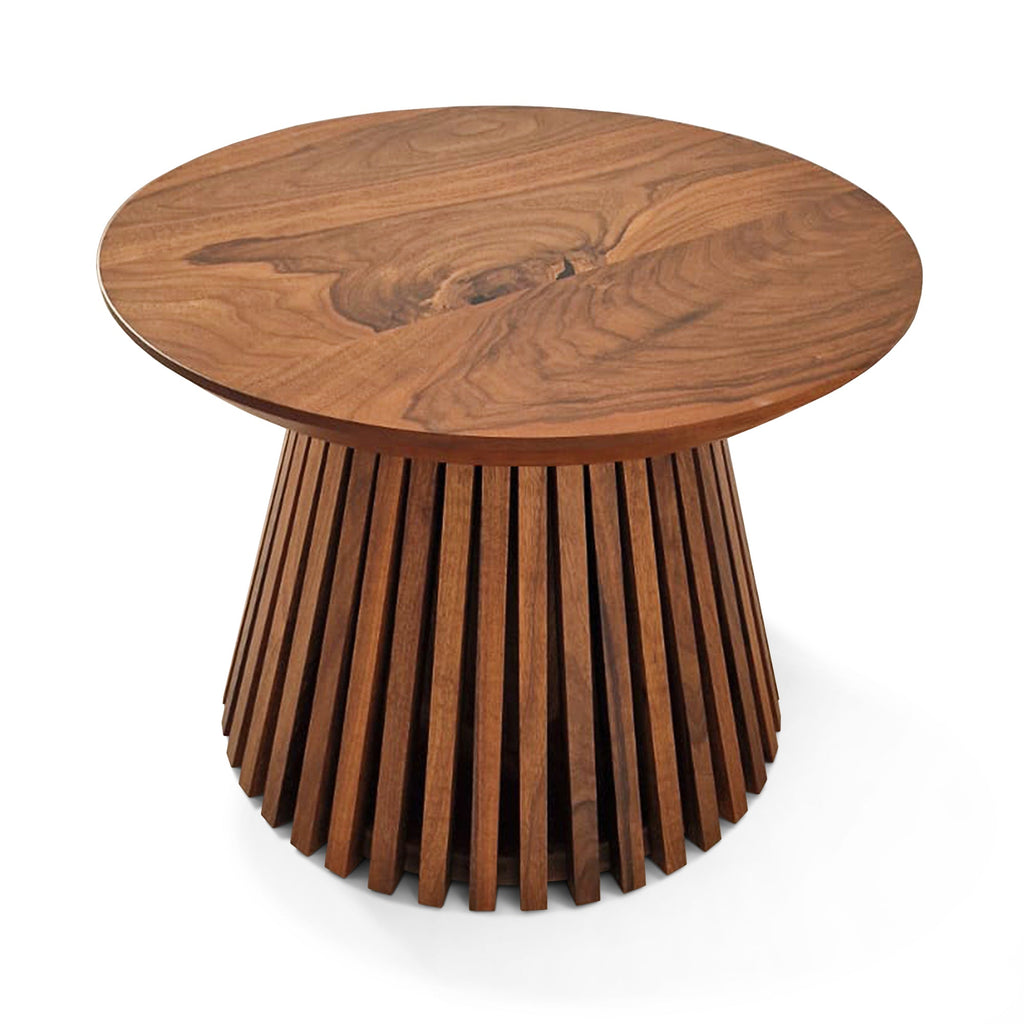 Table basse ronde en noyer - Dimensions sur la photo : H45 x L60cm Table basse ronde en chêne massif La hauteur standard de toutes les tables est de 45cm Les pieds en bois peuvent être