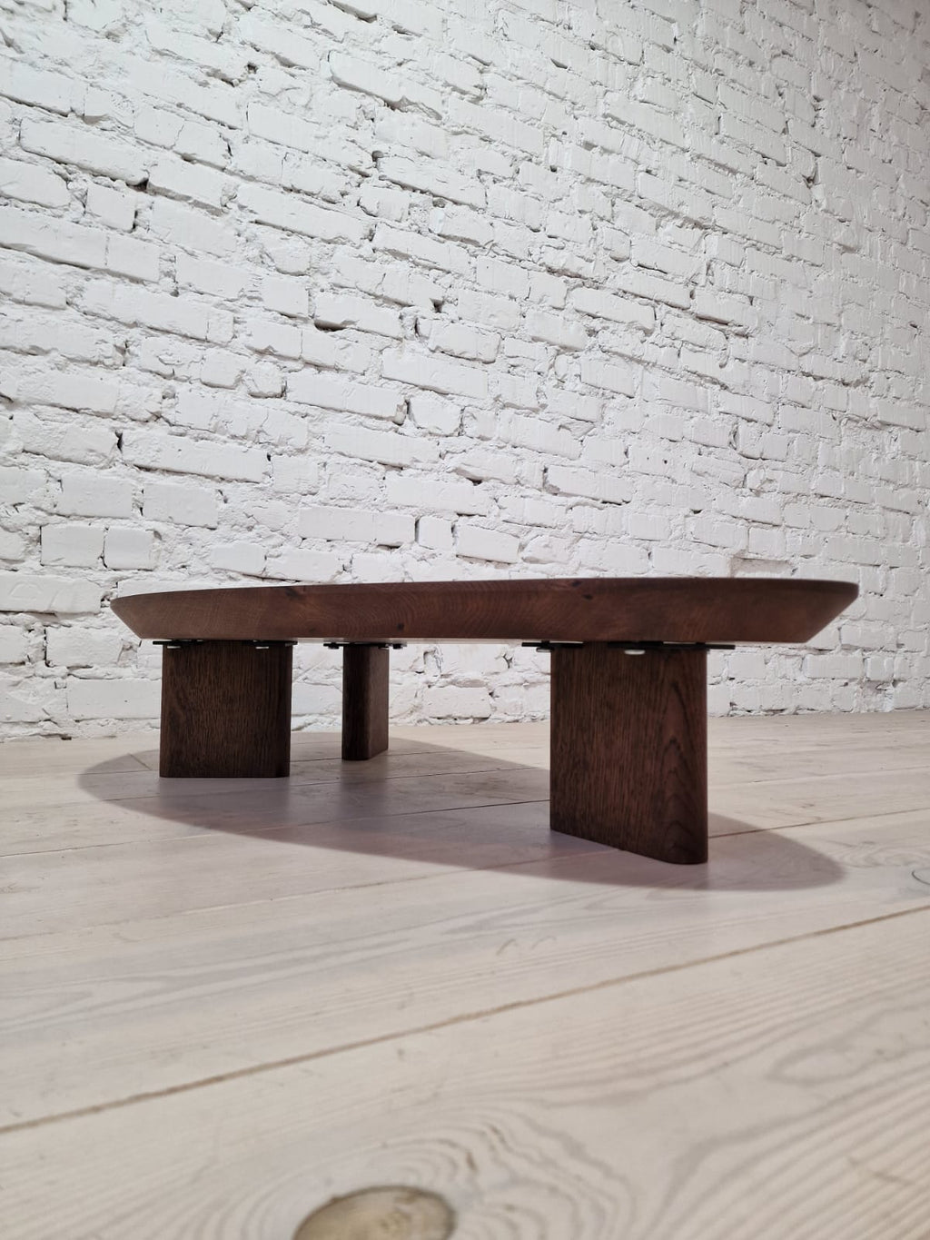 Table basse en chêne – Cette table basse présente une forme magnifiquement organique façonnée à partir de chêne massif, mettant en valeur sa surface naturellement lisse et