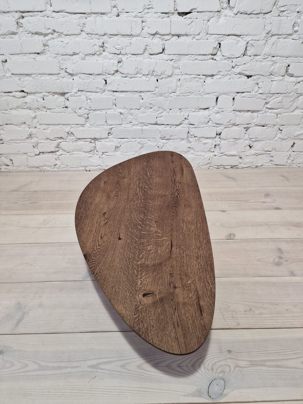 Table basse en chêne – Cette table basse présente une forme magnifiquement organique façonnée à partir de chêne massif, mettant en valeur sa surface naturellement lisse et