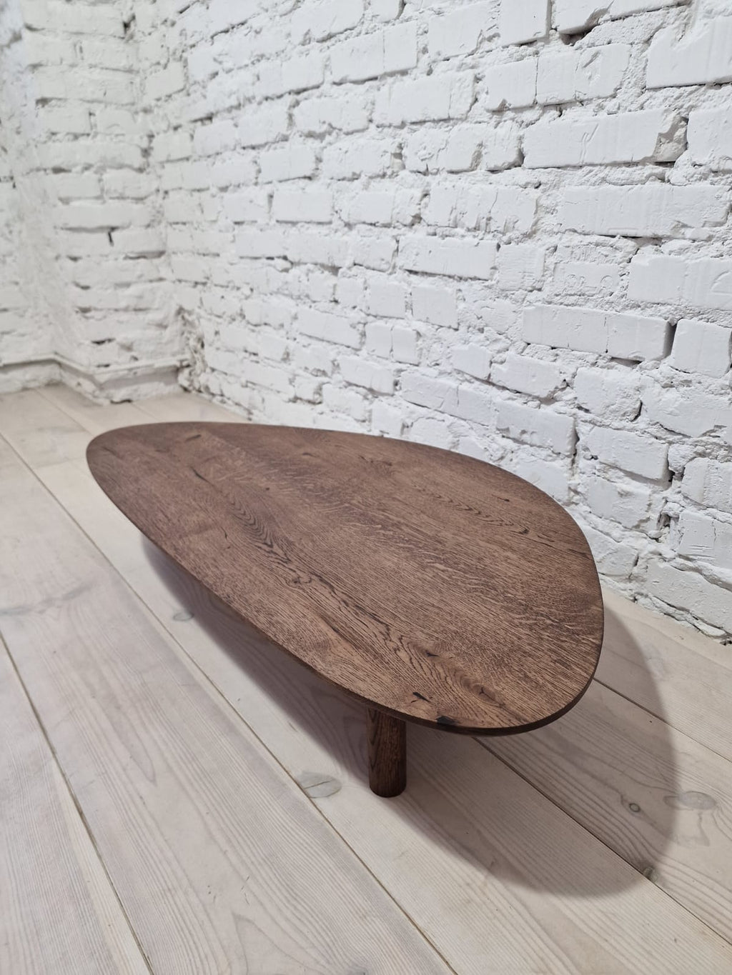 Table basse en chêne – Cette table basse présente une forme magnifiquement organique façonnée à partir de chêne massif, mettant en valeur sa surface naturellement lisse et