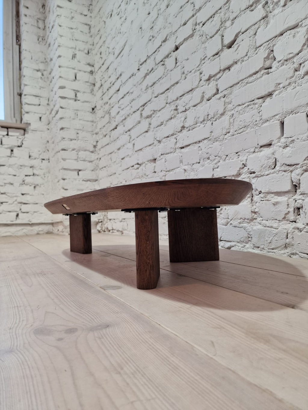 Table basse en chêne – Cette table basse présente une forme magnifiquement organique façonnée à partir de chêne massif, mettant en valeur sa surface naturellement lisse et