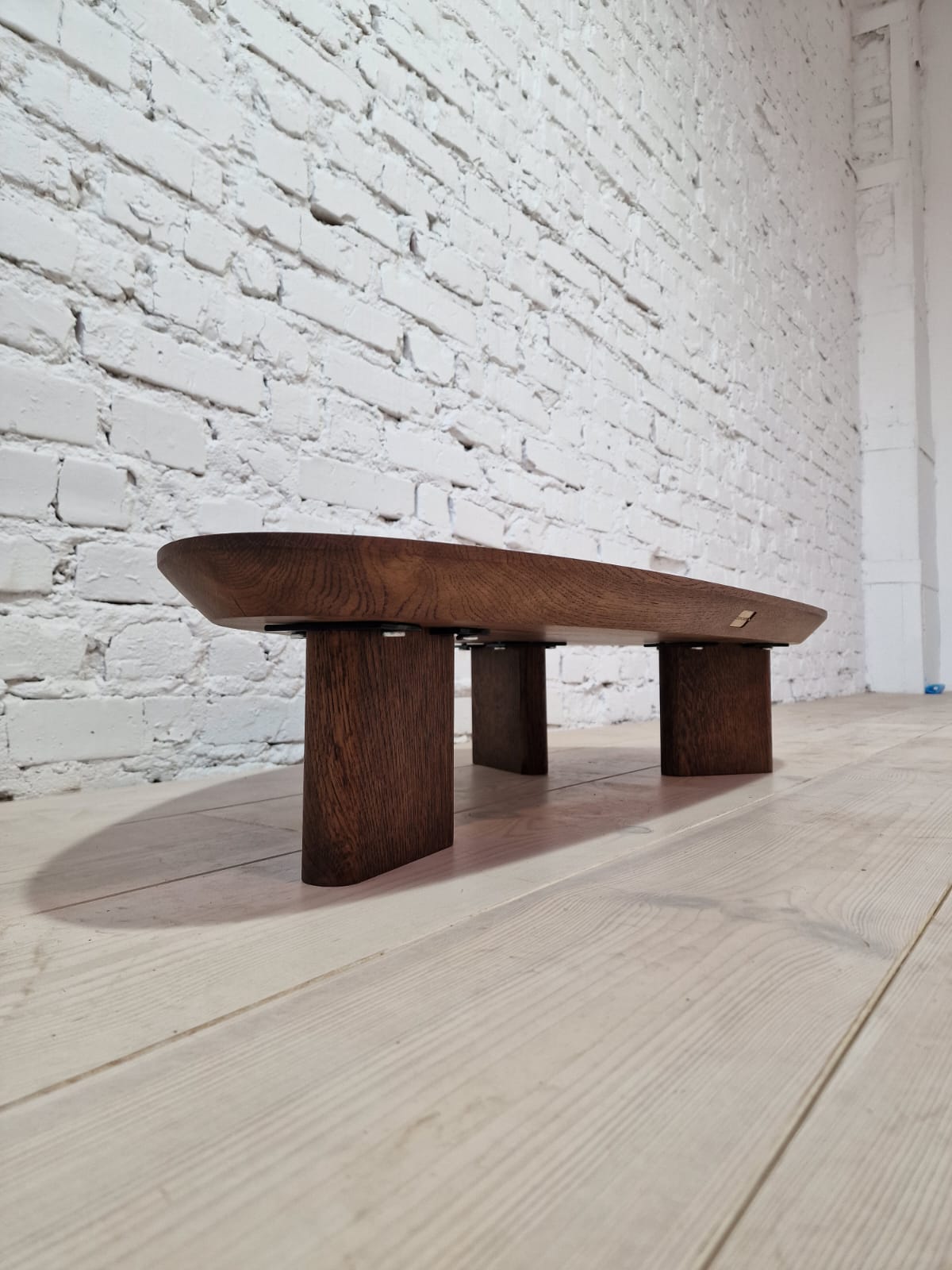 Table basse en chêne – Cette table basse présente une forme magnifiquement organique façonnée à partir de chêne massif, mettant en valeur sa surface naturellement lisse et