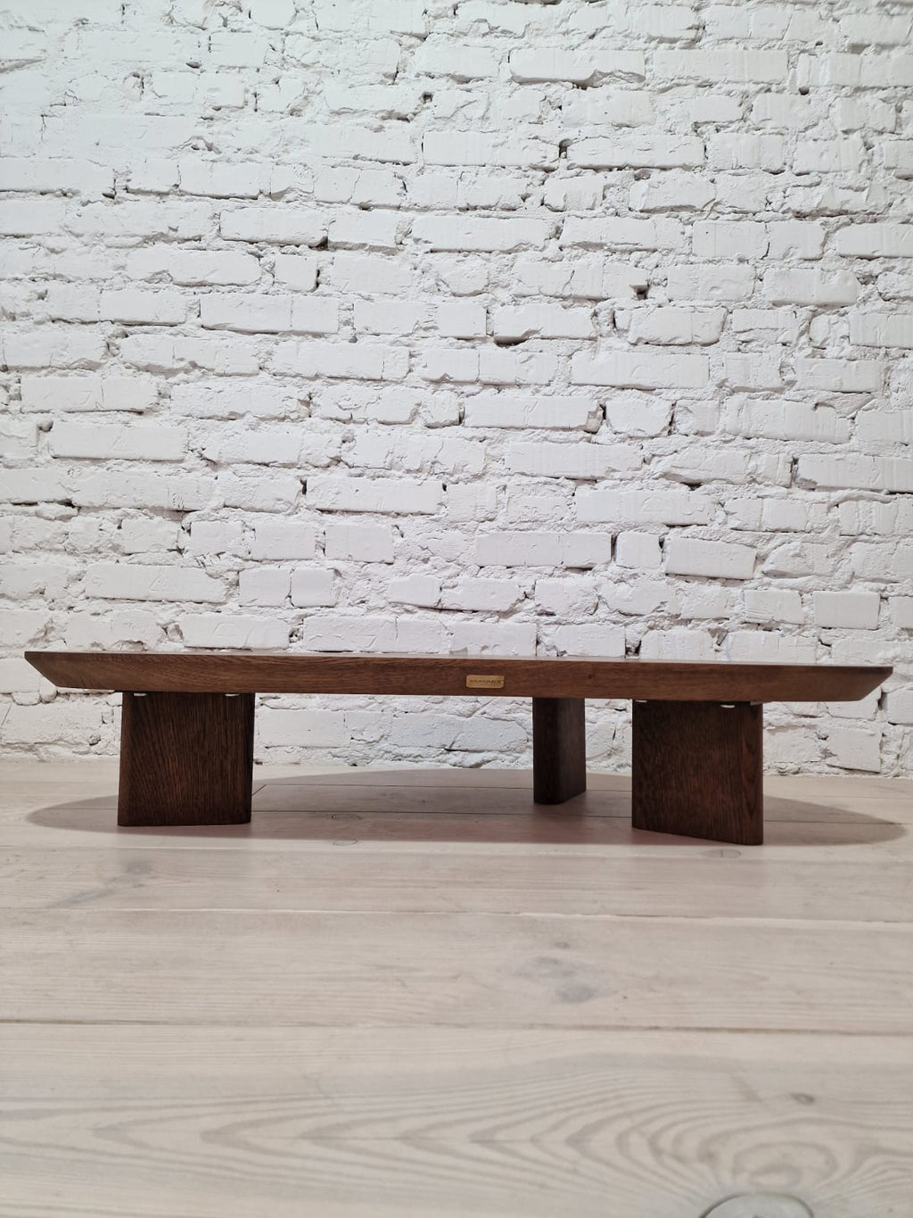 Table basse en chêne – Cette table basse présente une forme magnifiquement organique façonnée à partir de chêne massif, mettant en valeur sa surface naturellement lisse et