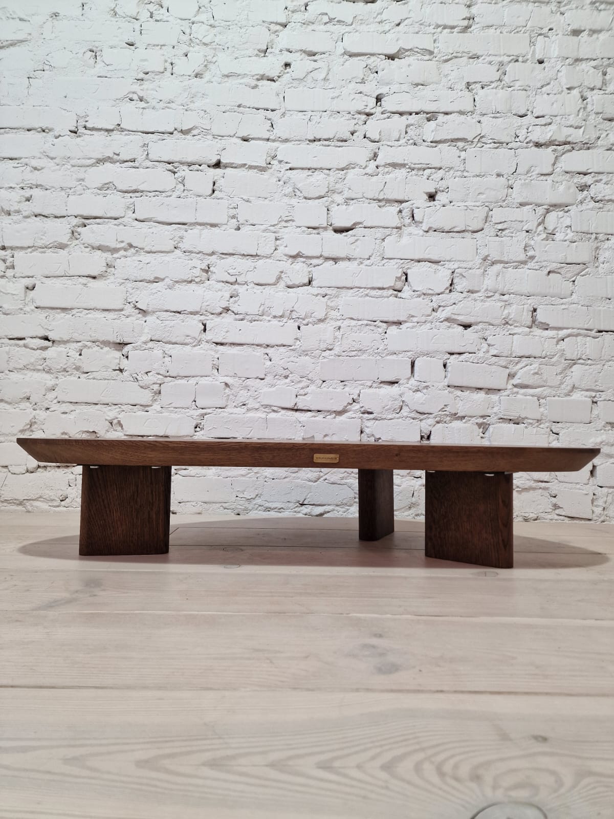 Table basse en chêne – Cette table basse présente une forme magnifiquement organique façonnée à partir de chêne massif, mettant en valeur sa surface naturellement lisse et
