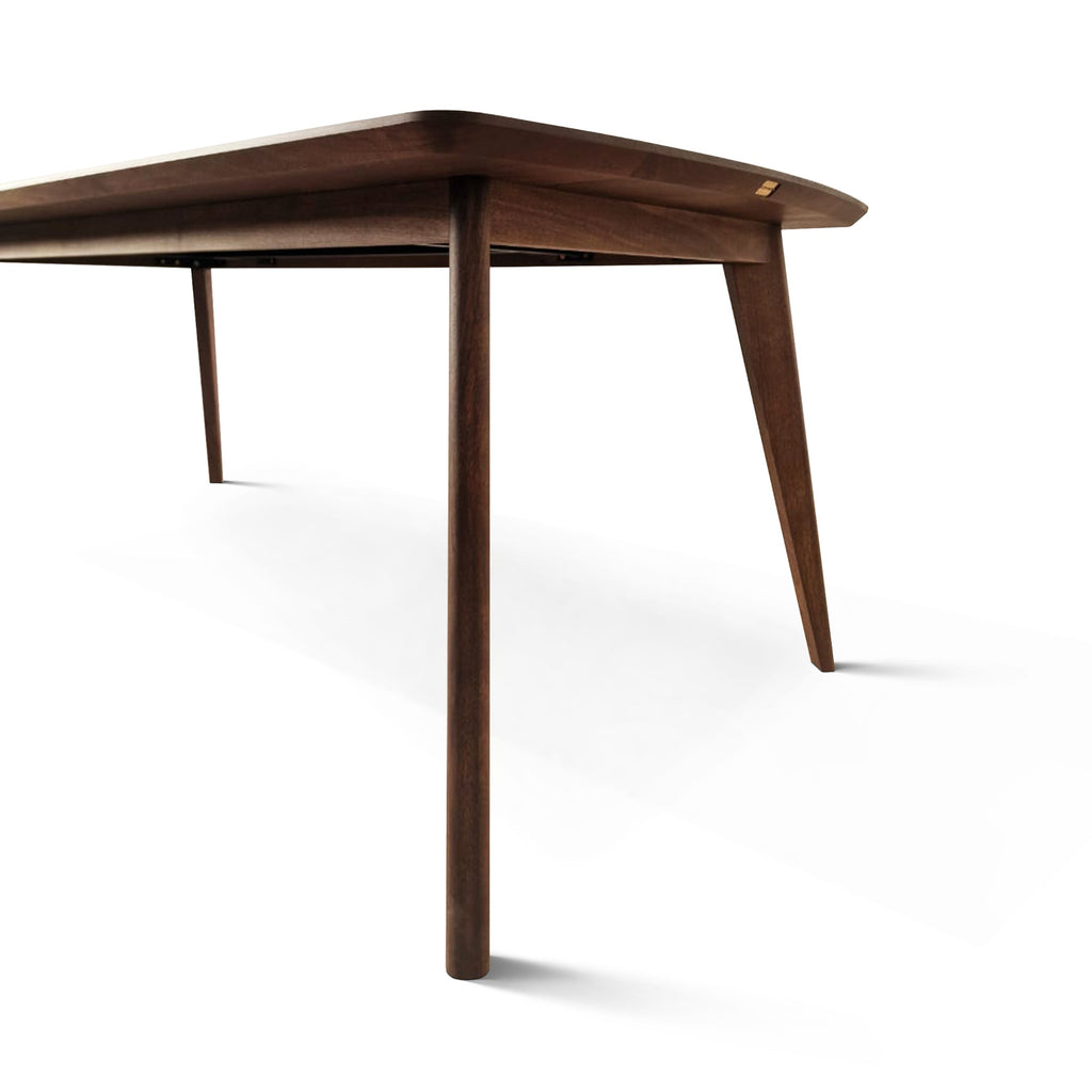 Table à manger en chêne chocolat - Fabriquée à la main à partir de bois massif - cette superbe table à rallonge en chêne foncé est un ajout magnifique à tout intérieur - Son