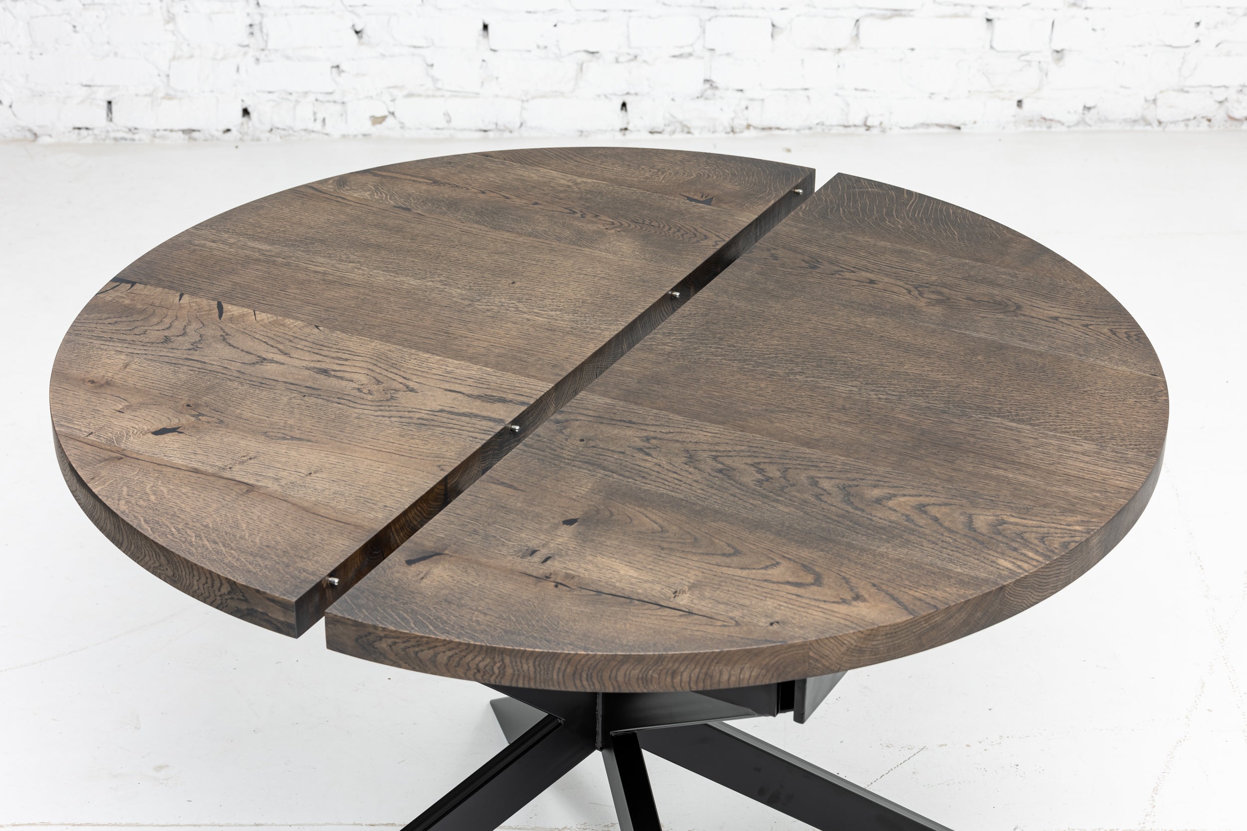 Table à manger ronde extensible en chêne foncé - Voici notre table à manger ronde en chêne massif fabriquée à la main - un ajout magnifique à tout intérieur - Fabriquée à partir de