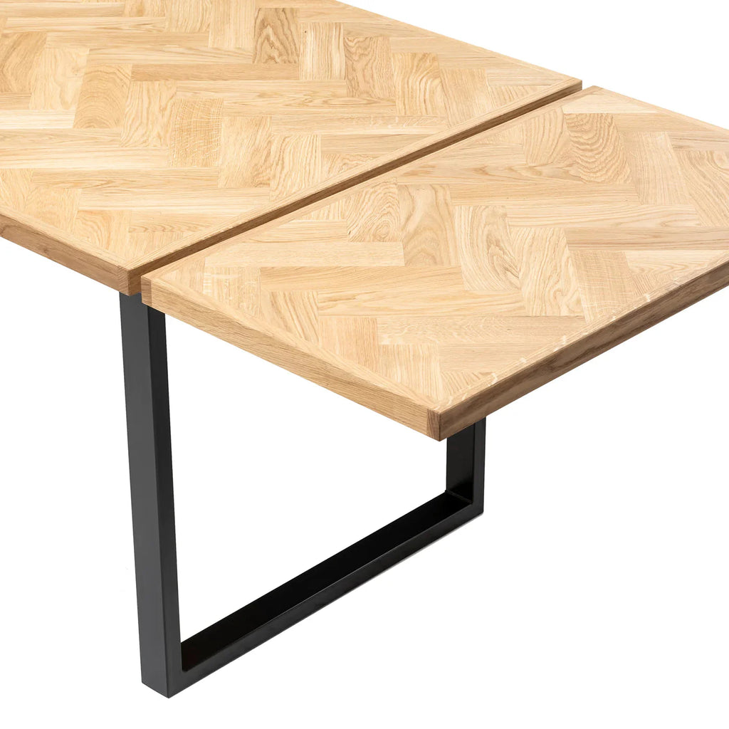 Table de salle à manger à chevrons extensible - Table à chevrons fabriquée à partir de douelles de chêne massif de 15 mm assemblées avec des lattes de chêne de 20 mm sur du contreplaqué de bouleau de 25 mm - Surface