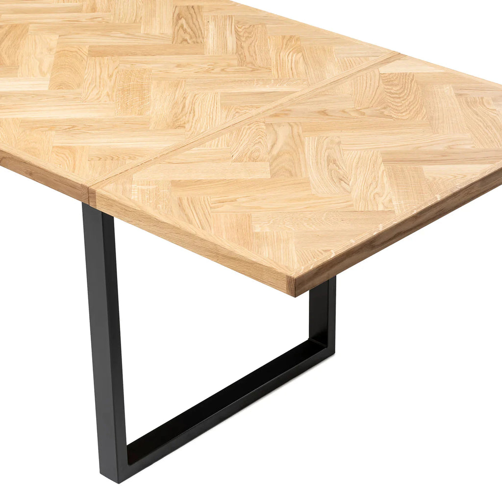 Table de salle à manger à chevrons extensible - Table à chevrons fabriquée à partir de douelles de chêne massif de 15 mm assemblées avec des lattes de chêne de 20 mm sur du contreplaqué de bouleau de 25 mm - Surface
