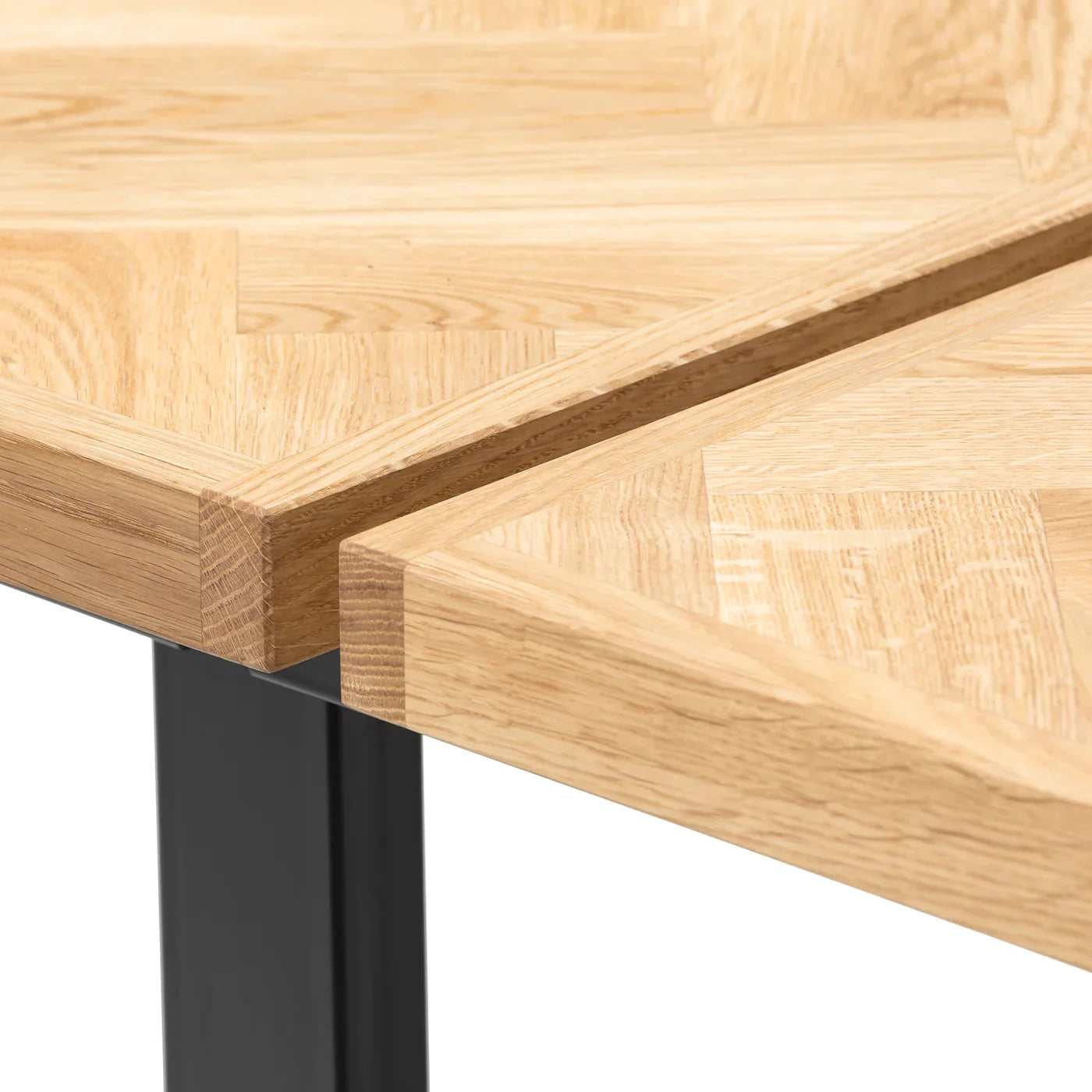 Table de salle à manger à chevrons extensible - Table à chevrons fabriquée à partir de douelles de chêne massif de 15 mm assemblées avec des lattes de chêne de 20 mm sur du contreplaqué de bouleau de 25 mm - Surface