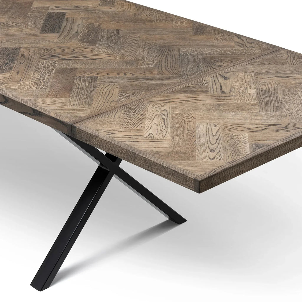Table à manger extensible en chevrons couleur anthracite - Table à manger extensible en chevrons, fabriquée avec des lattes en bois massif de 15 mm assemblées avec des lattes en chêne de 20 mm sur