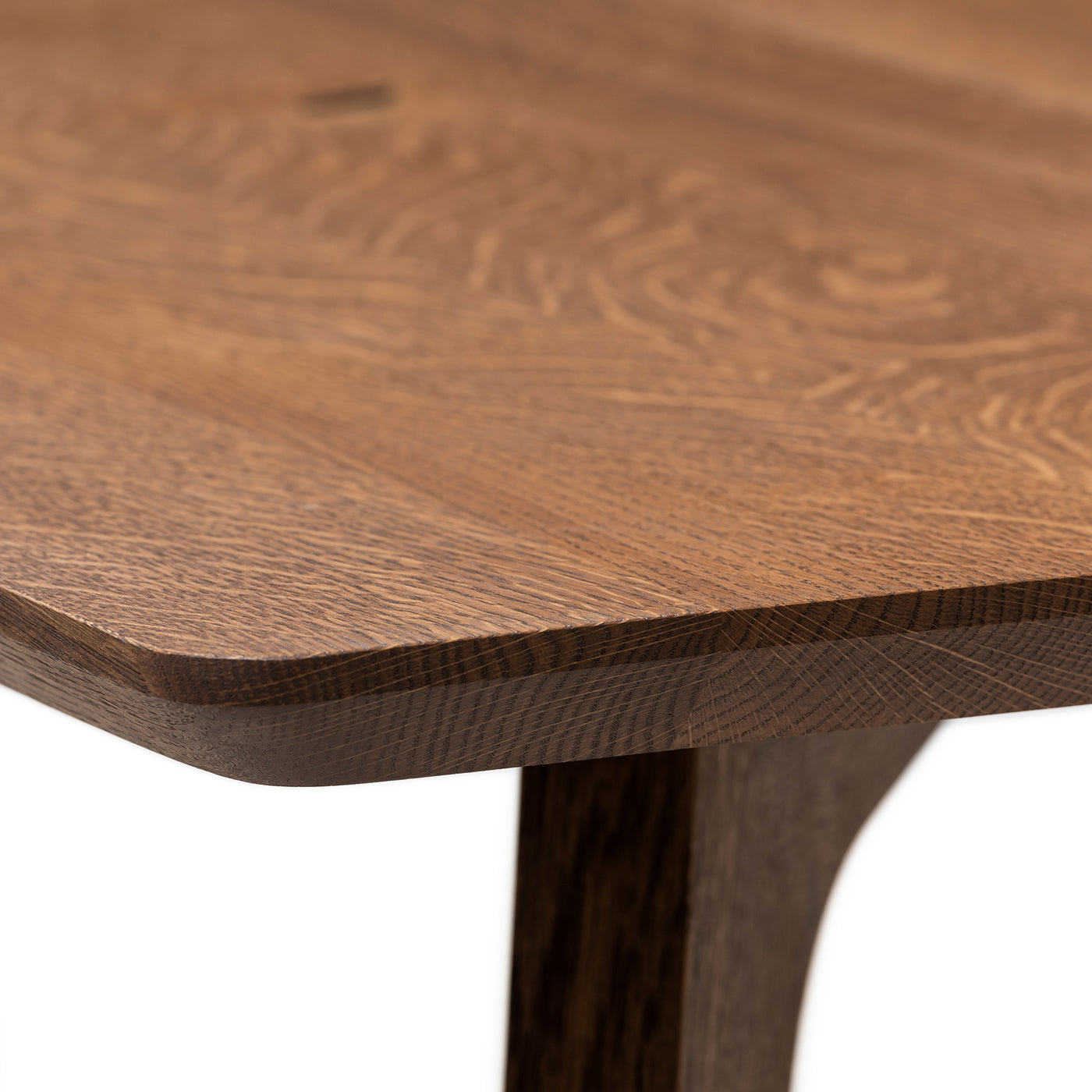 Table à manger extensible en chêne couleur chocolat – Fabriquée à la main à partir de bois massif – cette exquise table extensible en chêne foncé de la collection est une magnifique