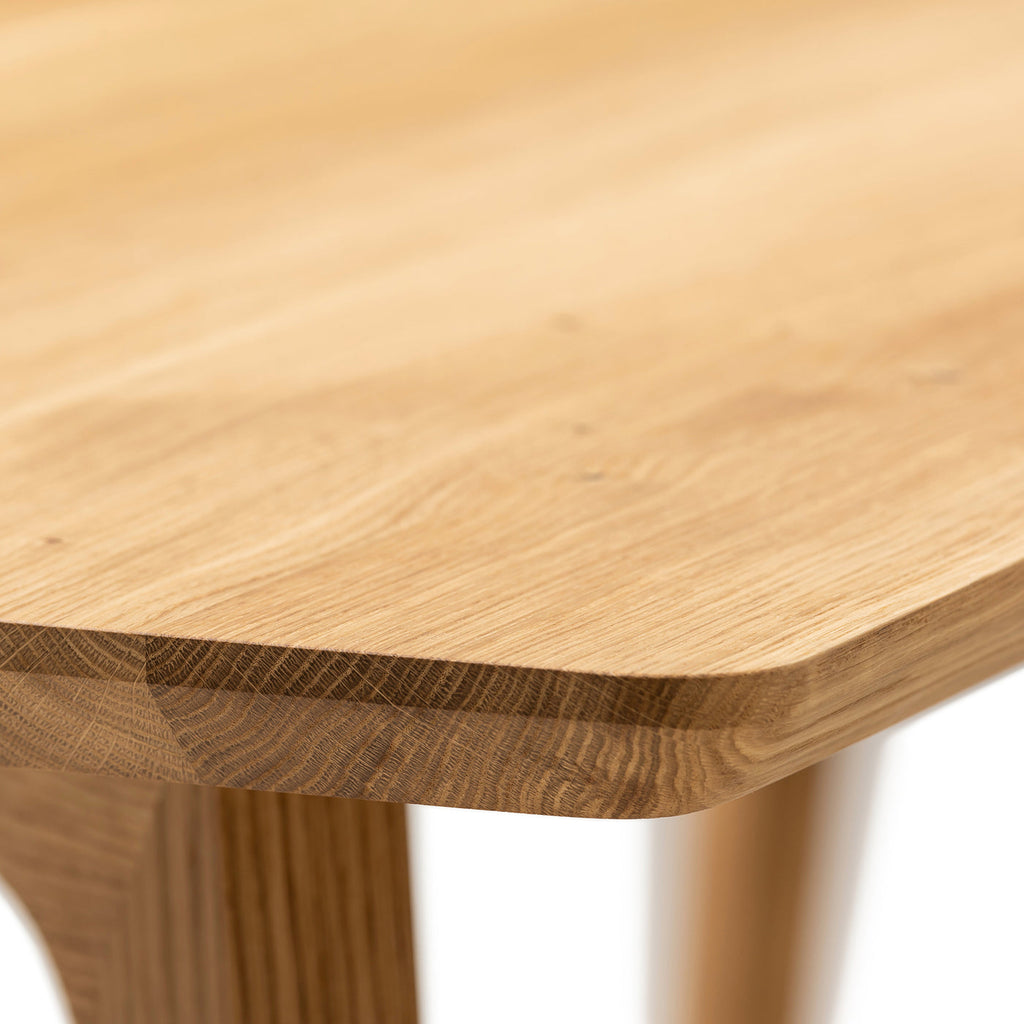 Table à manger en chêne - Fabriquée à la main à partir de bois massif - cette exquise table à manger extensible en chêne massif de la collection est une magnifique
